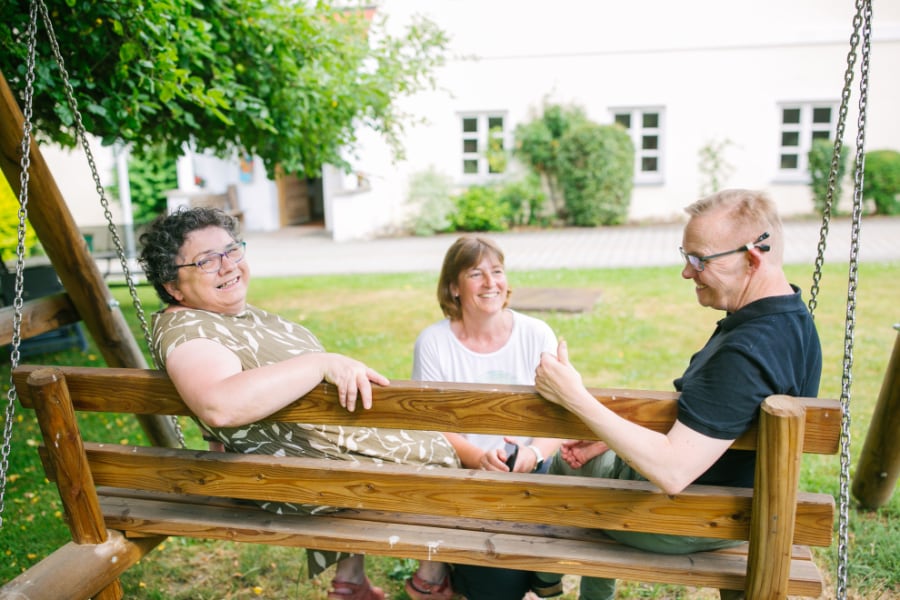3 Personen auf Hollywoodschaukel