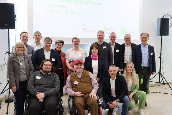 Ein Gruppenfoto mit den Ehrengästen des Fachtags